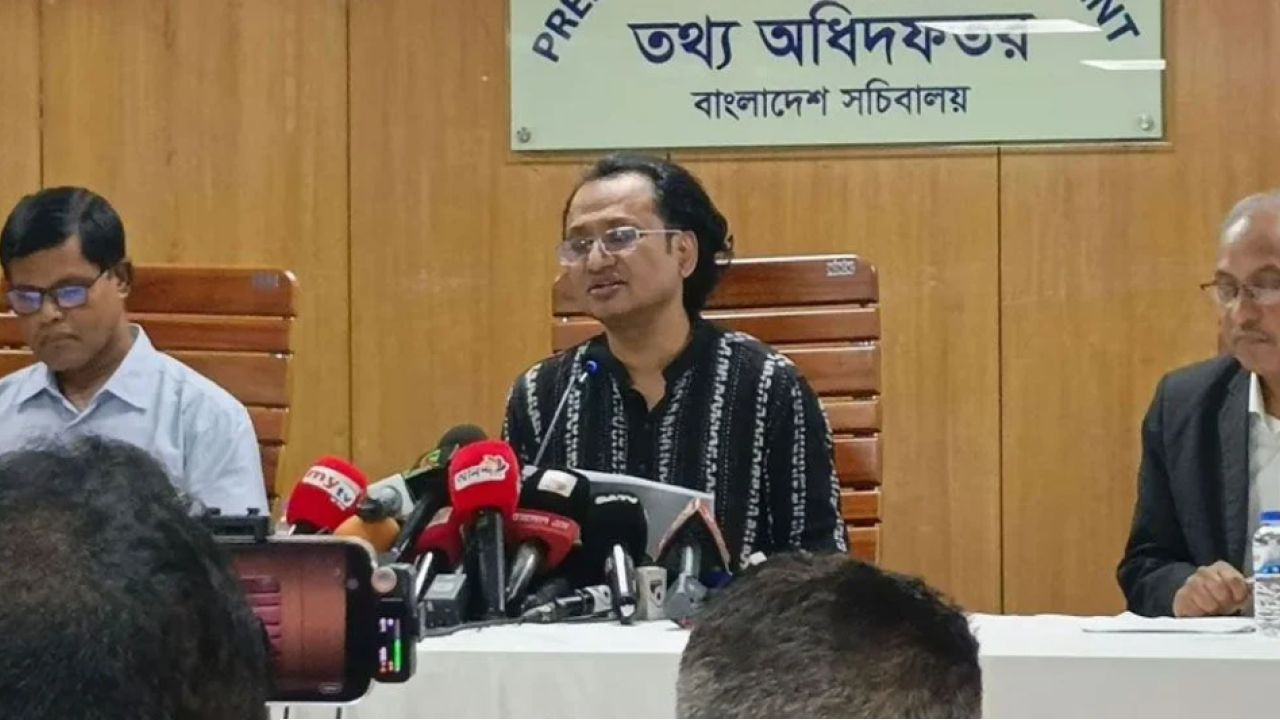 সাংবাদিকের অ্যাক্রেডিটেশন কার্ড বাতিল, খতিয়ে দেখবেন তথ্য উপদেষ্টা