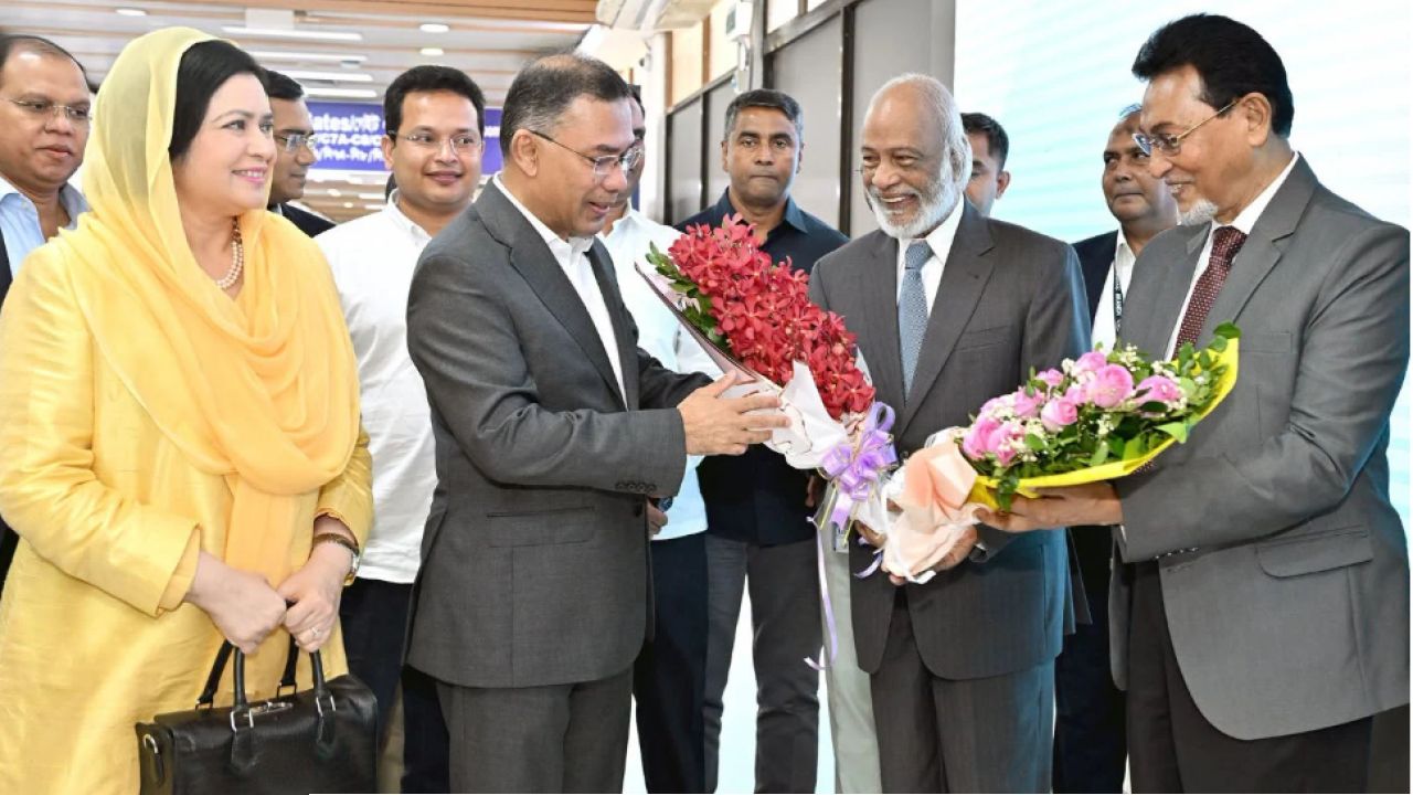 জাতিসংঘ সফর শেষে দেশে ফিরেছেন প্রধানমন্ত্রী