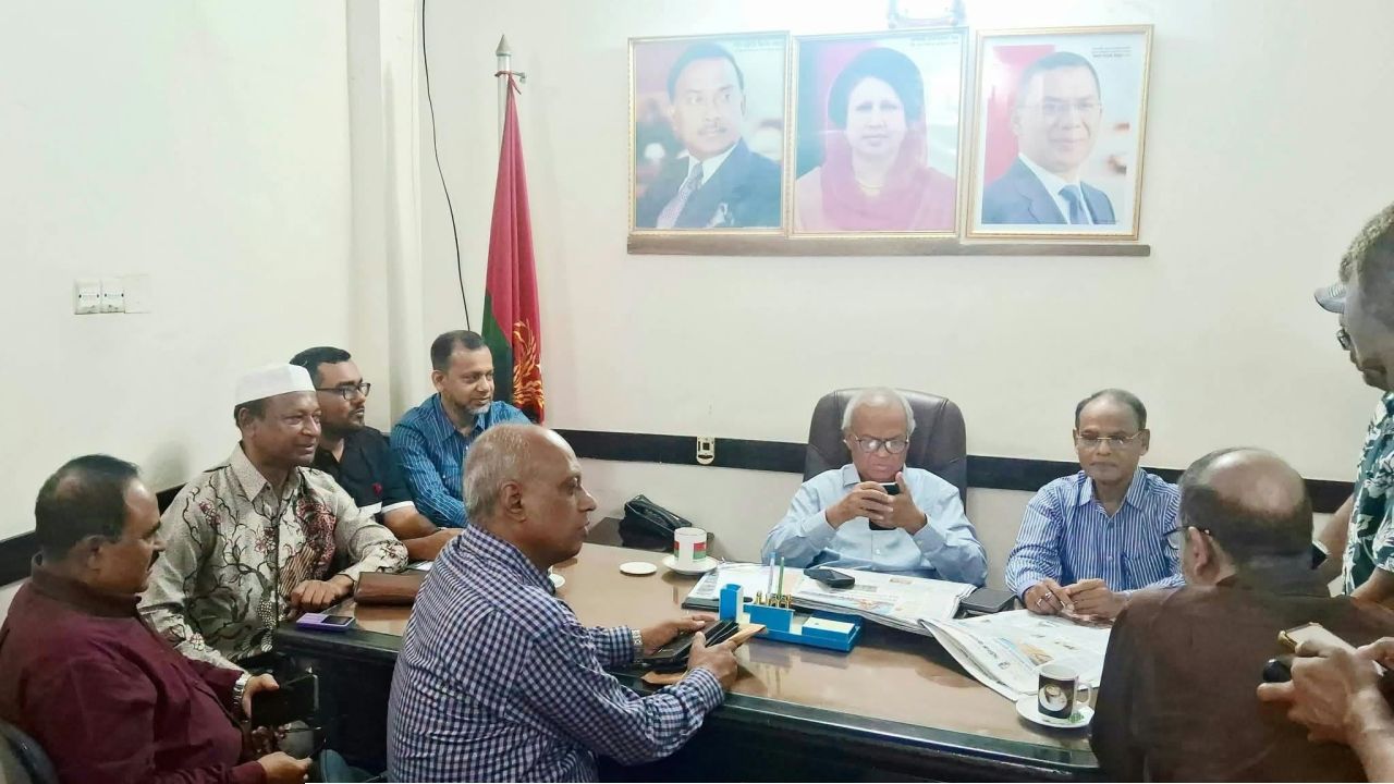 নয়াপল্টনে বিএনপির কেন্দ্রীয় কার্যালয়ে নেতৃবৃন্দের সঙ্গে রিজভী আহমেদ, উপস্থিত এমপি আব্দুস সালাম আজাদ