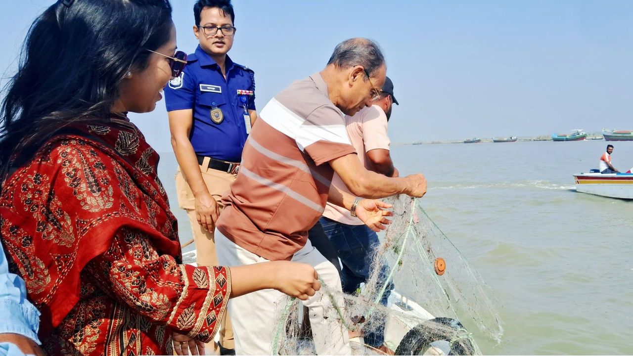 পদ্মা নদীতে মা ইলিশ রক্ষায় অভিযানে সংসদ সদস্য আব্দুস সালাম আজাদ