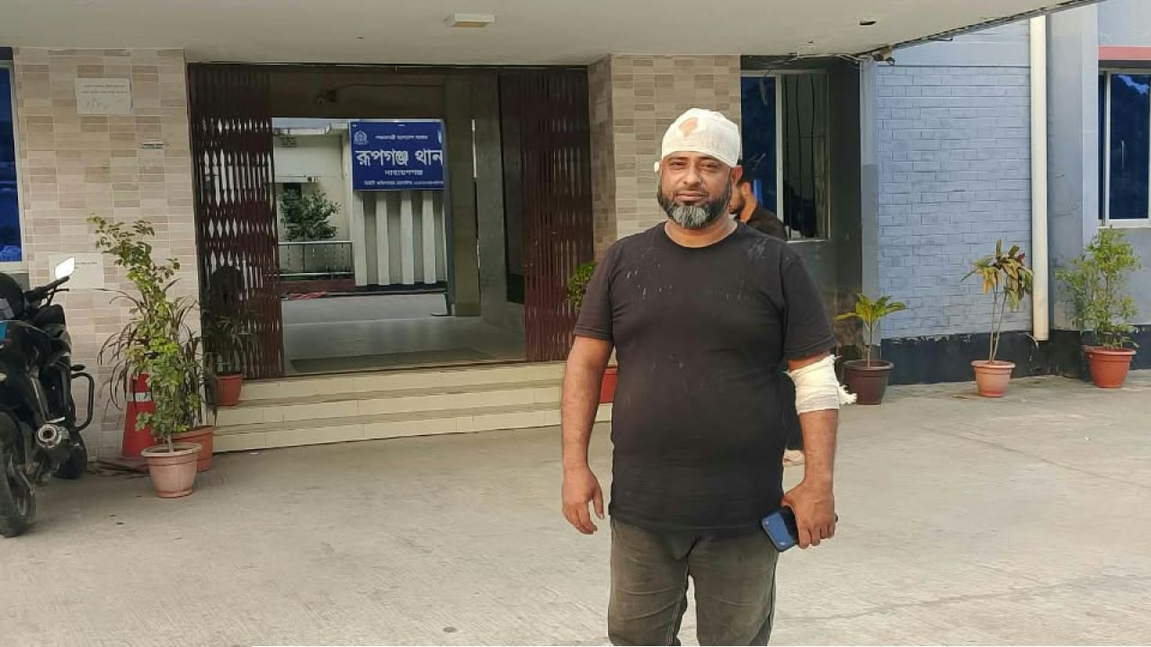 জাঙ্গীরে জমি সংক্রান্ত বিরোধের জেরে দিনেদুপুরে কুপিয়ে জখম, ২ লাখ টাকা ছিনতাই